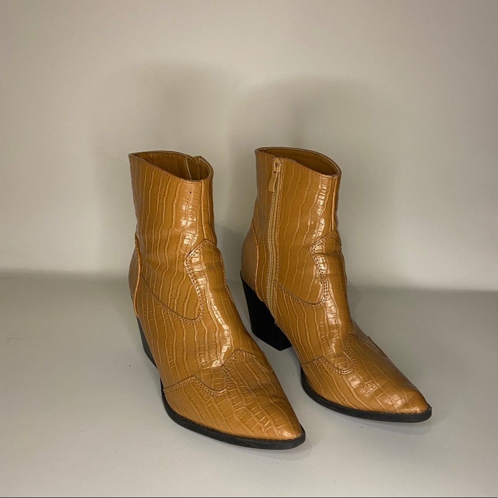 Tan Faux Croc Western Style Ankle Boots sz 8